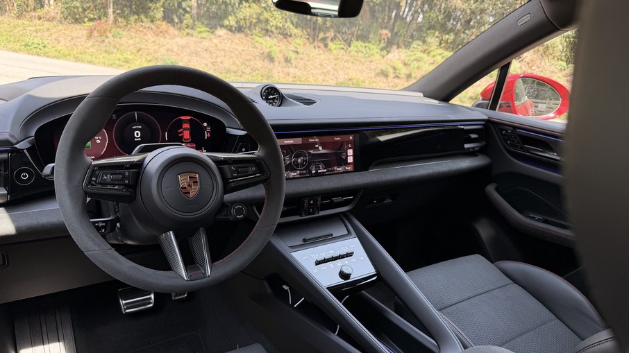 Cockpit do Macan GTS mantém foco no motorista e oferece diferentes modos de condução Cockpit do Macan GTS mantém foco no motorista e oferece diferentes modos de condução