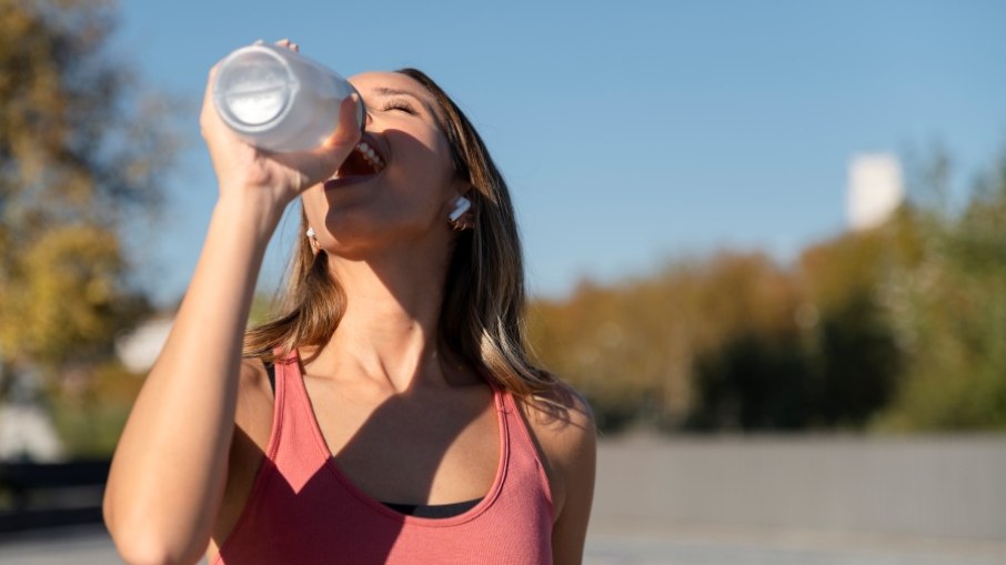 Hidratação constante: Beba bastante água para se manter hidratado