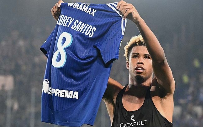 Andrey Santos em ação com a camisa do Strasbourg