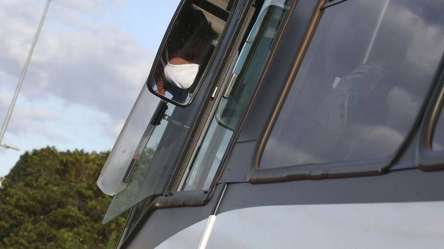Motorista de ônibus usa máscara contra covid-19