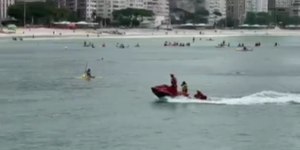 Rio: grupo levado por vendaval é resgatado na praia de Copacabana