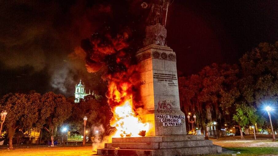 Estátua do Pedro Álvares Cabral incendiada no Rio