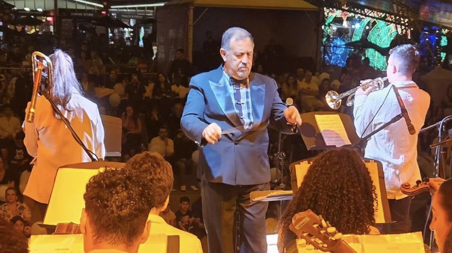 Paulo Roberto Charão regendo os alunos da FLMA Música  