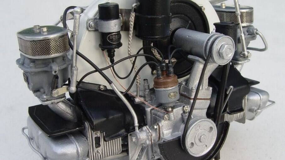 A mecânica do 356 derivava do VW Fusca, 1.131 cc de quatro cilindros opostos e 40 cv refrigerado a ar