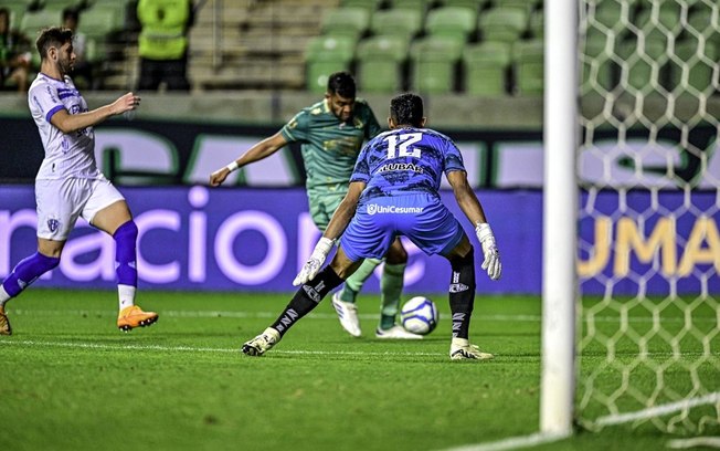 América-MG vence o Paysandu e cola no G4