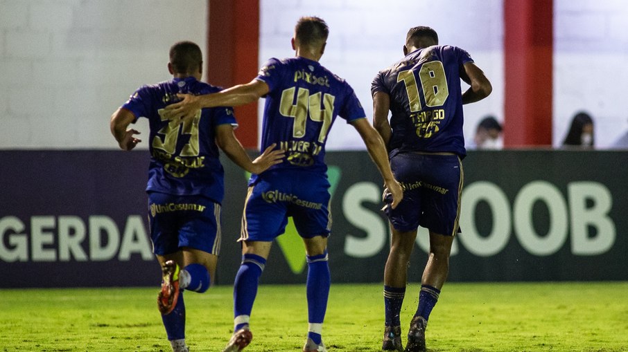 Vitor Roque e Igor Thiago comemorando gol pelo Cruzeiro Vitor Roque e Igor Thiago comemorando gol pelo Cruzeiro