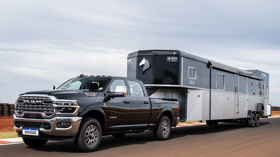 RAM 3500 Longhorn 2025 com reboque
