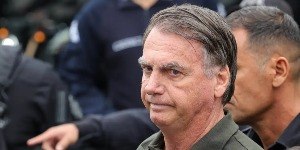 Defesa de Bolsonaro pede cumprimento de pena em regime domiciliar
