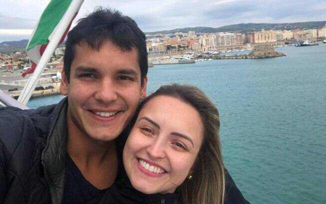 Lara e o marido Vitor no navio cruzeiro da Costa Victoria