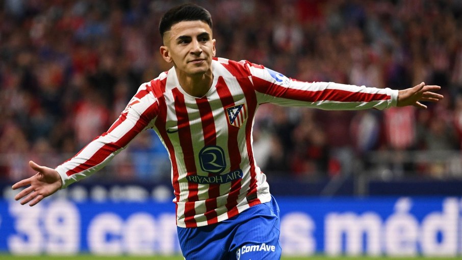 Thiago Almada tem pouco espaço com Simeone