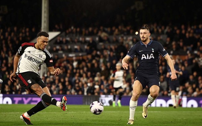 Muniz chuta para fazer o primeiro gol do Fulham na vitória sobre o Tottenham