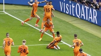 Holanda bate Turquia de virada e pega Inglaterra na semifinal