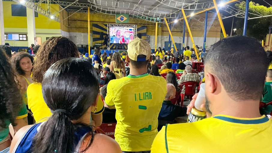 Telão enche quadra da Unidos da Tijuca para estreia do Brasil na Copa