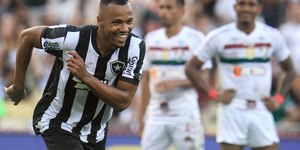 Maldição do ex: Marlon Freitas só venceu o Flu em 12 confrontos