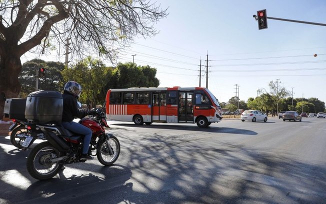 Novas câmeras inteligentes regulam abertura de semáforos em locais movimentados do DF