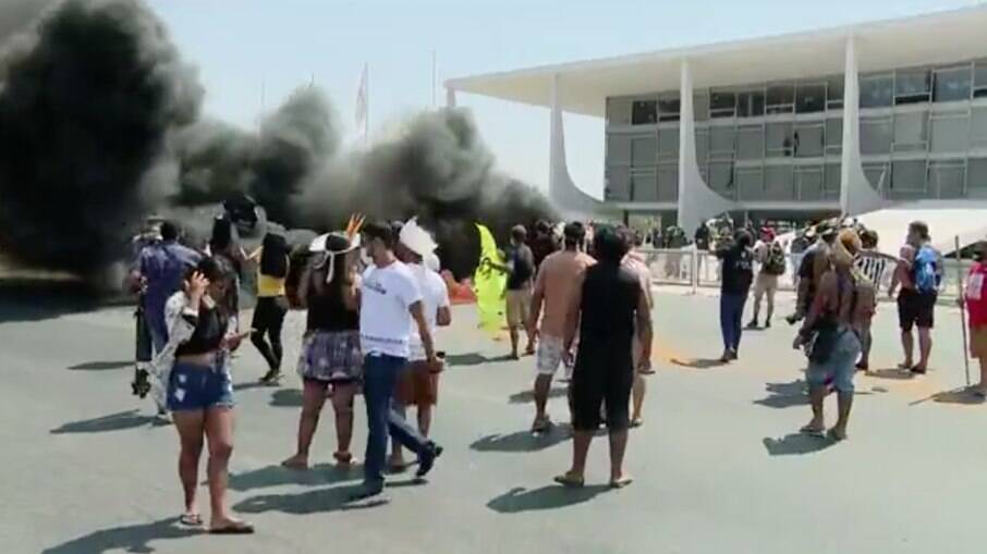 Indígenas atearam fogo na frente da Esplanada dos Ministérios, em Brasília