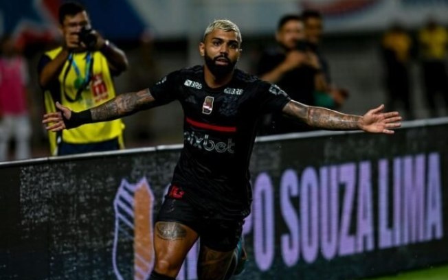 Gabigol bate no peito e celebra seu primeiro gol em seis meses com a camisa do Flamengo