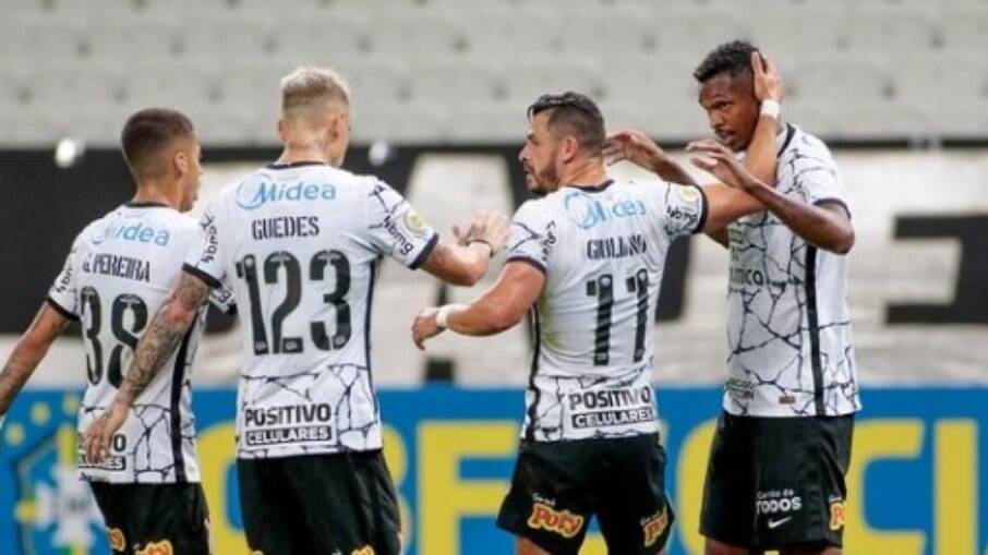 Fagner em cobrança de falta no jogo entre Corinthians e Santo André