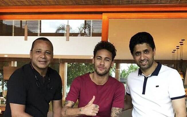 Neymar recebeu a visita do presidente do PSG, Nasser Al Khelaifi
