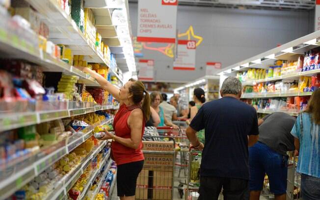 Consumidores pagaram mais caro pelos alimentos em abril