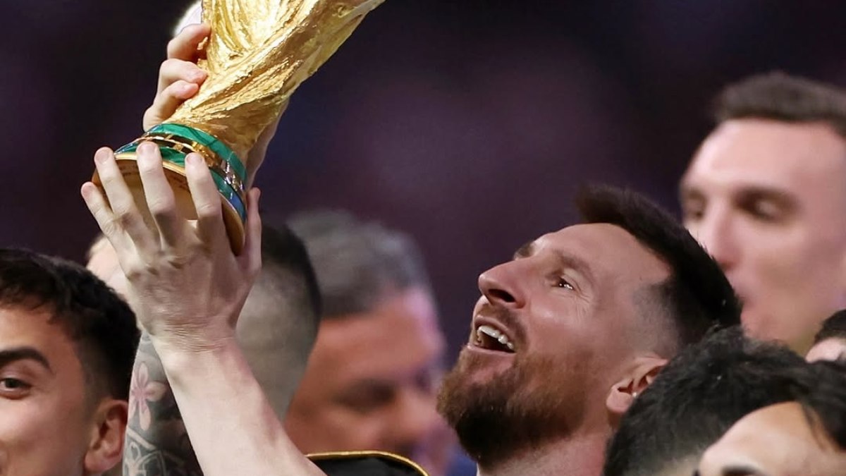 Messi levantando a taça de campeão do mundo Messi levantando a taça de campeão do mundo