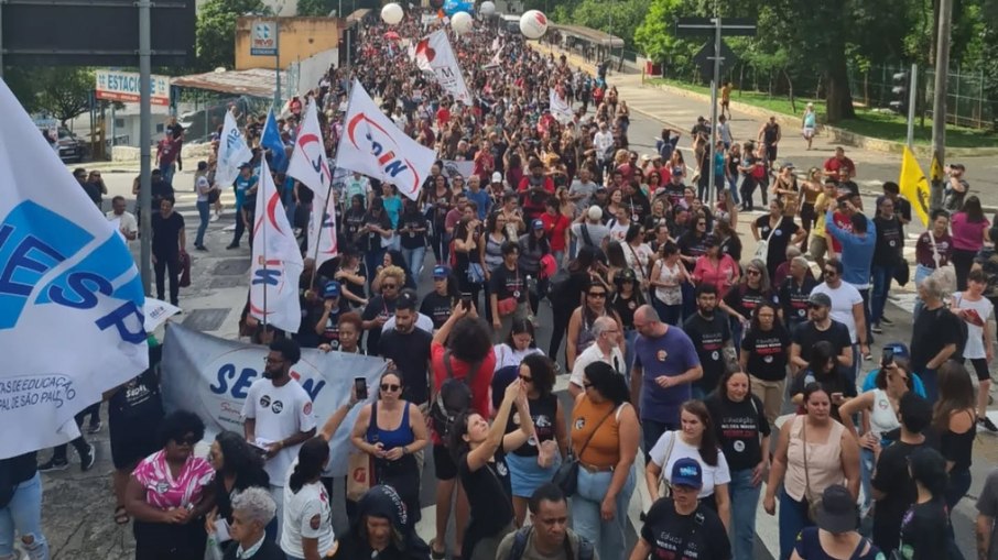 Manifestantes reunidos em caminhada até a Câmara Municipal Manifestantes reunidos em caminhada até a Câmara Municipal