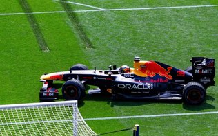Jogadores da
Premier League competem contra carro de F1; assista