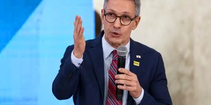 Aliado de Bolsonaro, Zema critica Eduardo e Trump