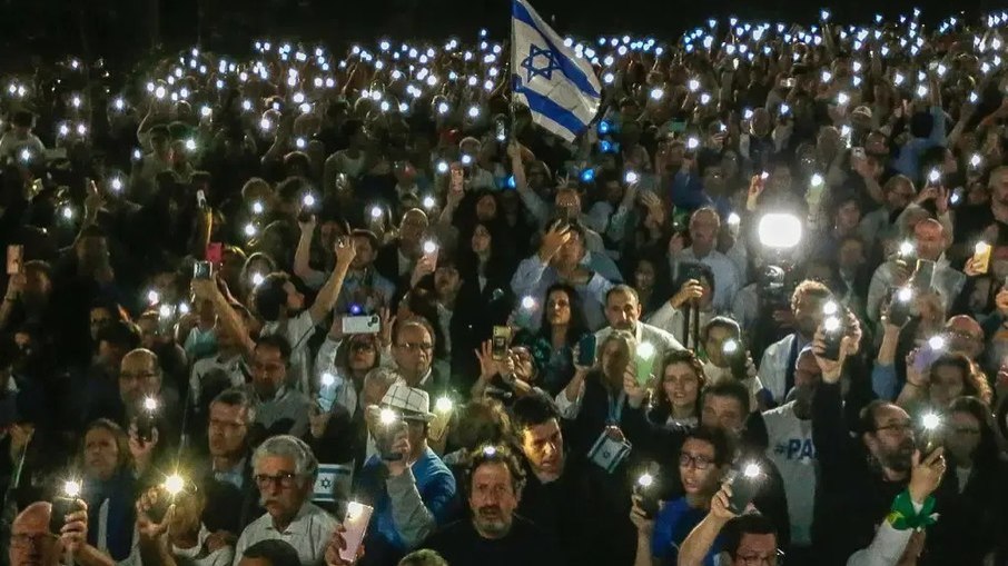 Israelenses comemoram acordo de paz e cessar-fogo em Gaza Israelenses comemoram acordo de paz e cessar-fogo em Gaza