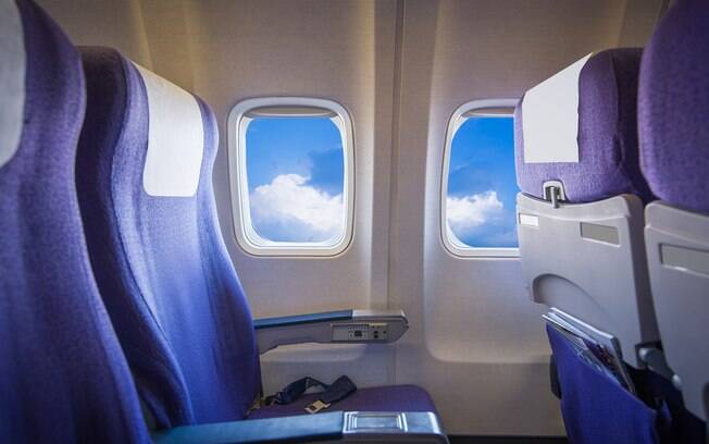 Inofensivos à primeira vista, os bolsos dos assentos estão cheios de objetos sujos. Não os use na viagem de avião Inofensivos à primeira vista, os bolsos dos assentos estão cheios de objetos sujos. Não os use na viagem de avião