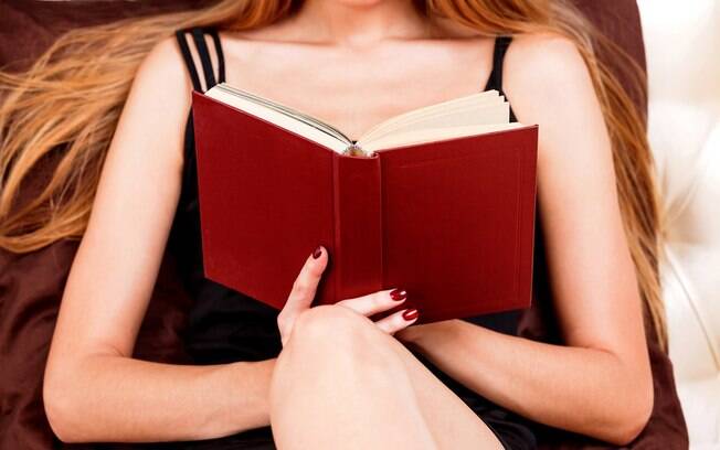 Os livros eróticos podem apimentar a relação e ajudar a mulher a explorar sua sexualidade