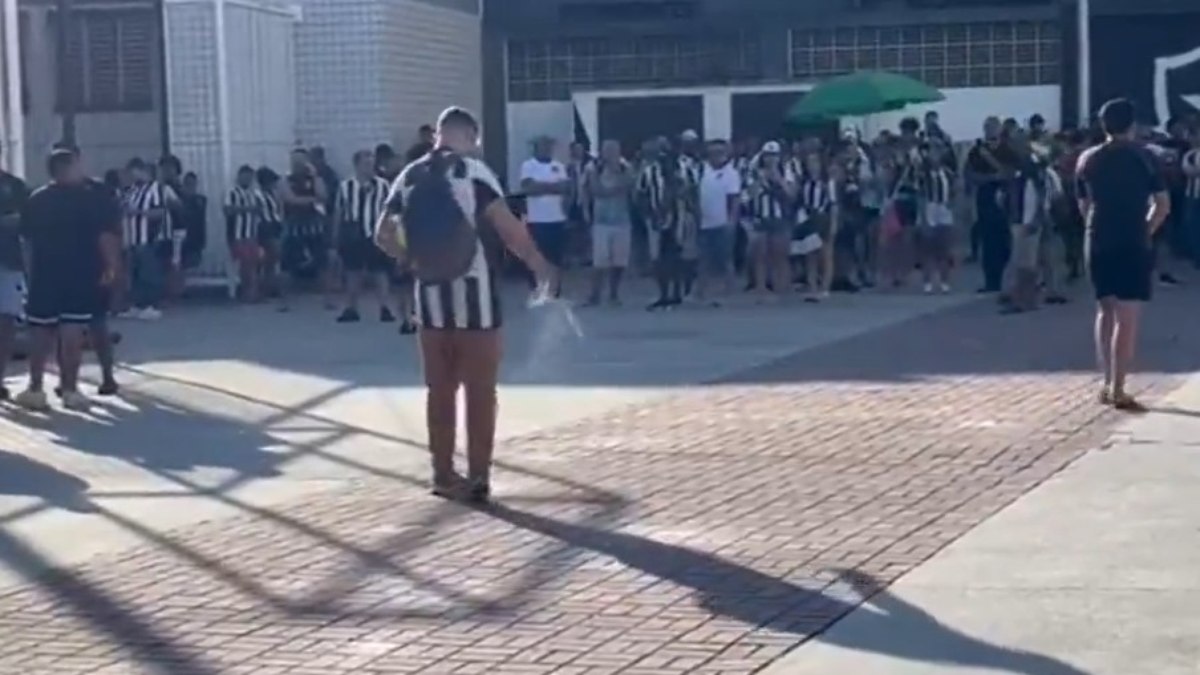 Torcedor do Botafogo joga sal grosso em calçada do Nilton Santos