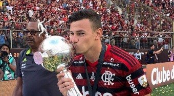 Flamengo fecha acordo e vende meio-campista por mais de R$ 6 milhões