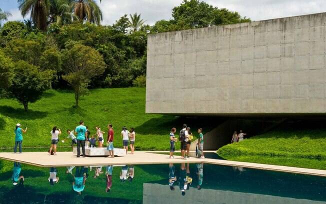 A Galeria Adriana Varejão fica a beira de um dos lagos do Instituto Inhotim