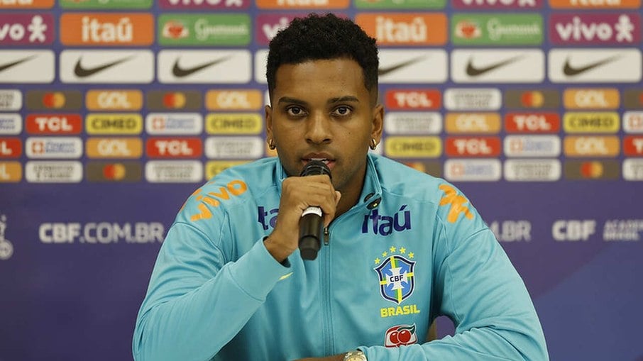 Rodrygo durante entrevista coletiva na seleção brasileira