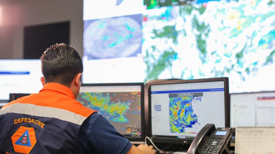 Com novo sistema, meteorologistas conseguem reduzir em 80% o tempo da tomada de decisão para o envio do alerta Com novo sistema, meteorologistas conseguem reduzir em 80% o tempo da tomada de decisão para o envio do alerta