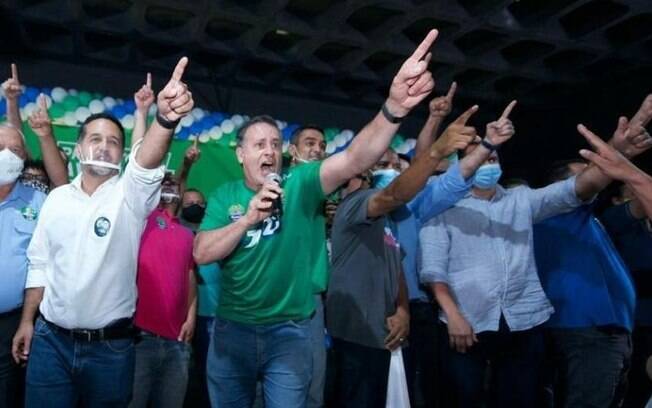 Prefeito Luciano Rezende (de camisa verde) e Fabrício Gandini (à esq. do prefeito) em evento de campanha eleitoral.