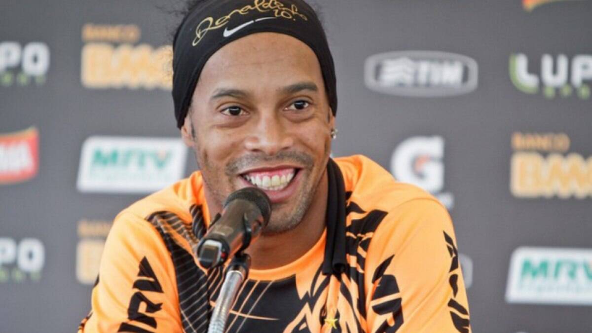 Rolê aleatório: Ronaldinho Gaúcho ganha Aston Martin de sheik