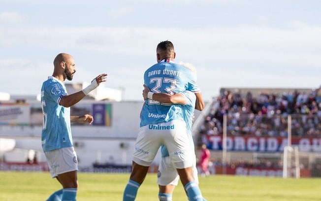 Jogadores do Bahia comemoram um dos gols no triunfo diante do Juazeirense