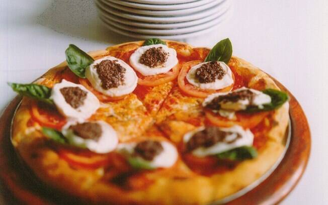A pizza caprese rende oito porções e demora 60 minutos para ficar pronta. Veja a receita completa