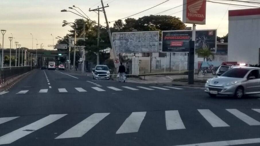Motorista perde controle e bate carro em poste Motorista perde controle e bate carro em poste