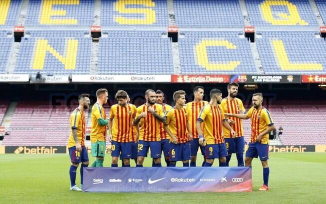Os jogadores do Barcelona entraram no Camp Nou vazio com camisas com as cores da bandeira catalã