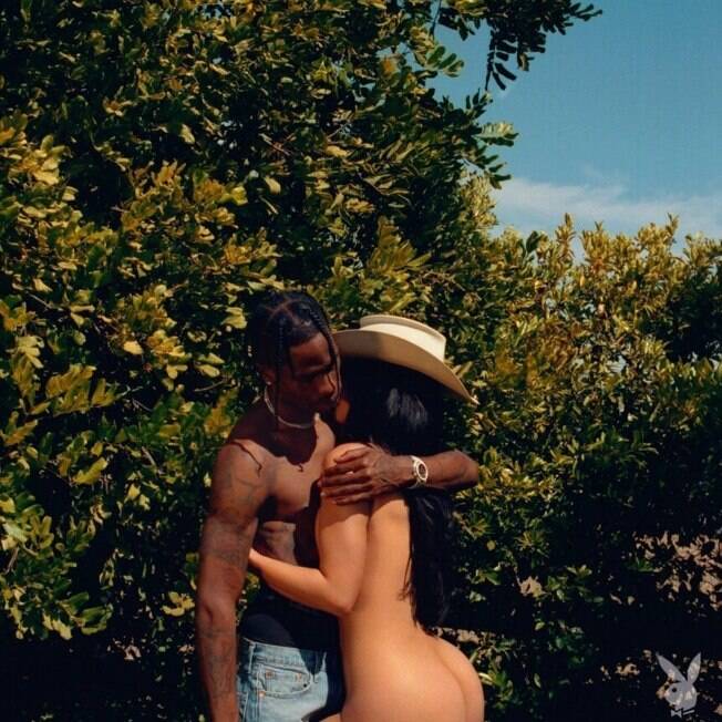 Kylie Jenner e o namorado Travis Scott posam juntos para campanha da Playboy
