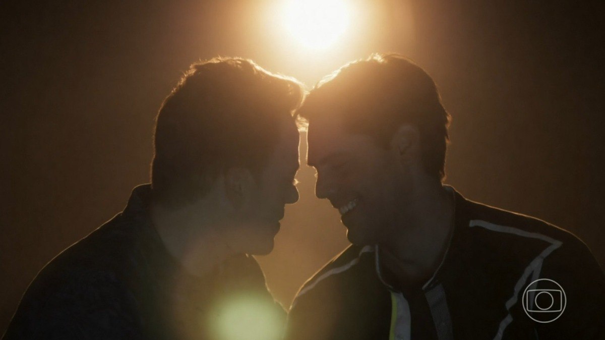 Os atores Pablo Sanábio e Rafael Teóphilo protagonizam beijo gay em 