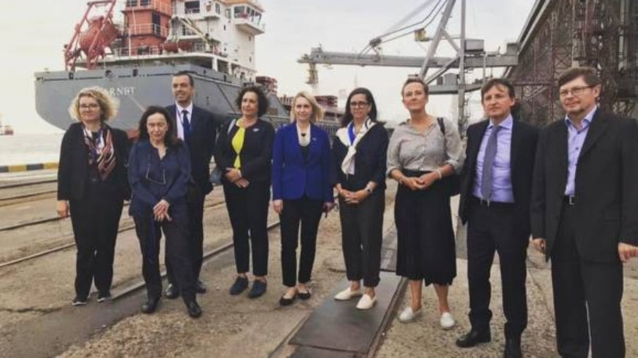 Os embaixadores dos países do G7 na Ucrânia tiraram durante a visita ao porto de Odessa