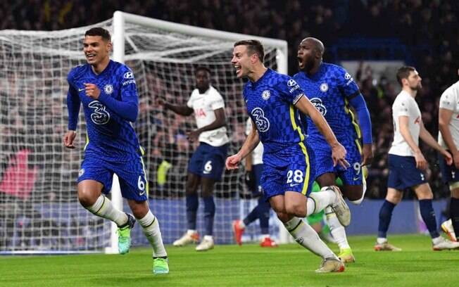 Thiago Silva marca, Chelsea bate o Tottenham em clássico londrino e vence a primeira no Inglês em 2022