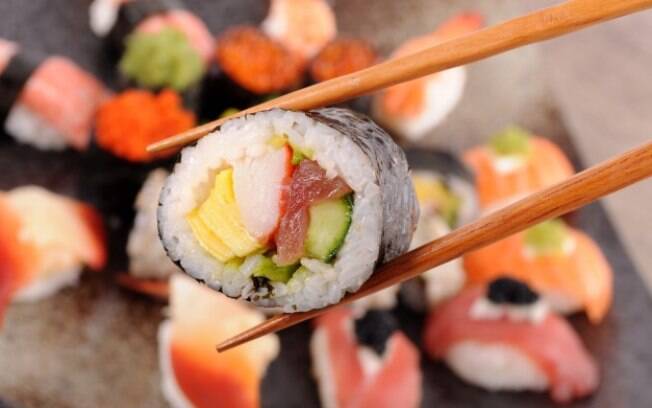 O futomaki é o maior sushi, com mais ingredientes como recheio
