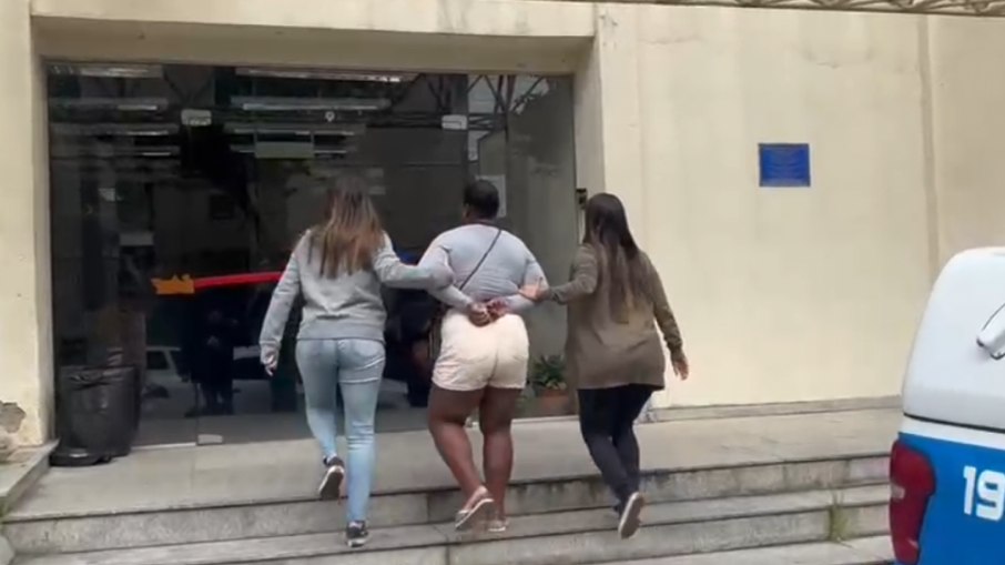 Mulher é presa após atear fogo em amante