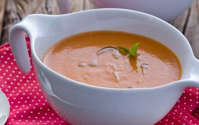 Veja a receita completa da sopa de tomate com manjericão
