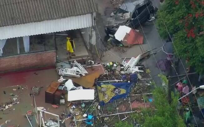 Desmoronamento ocorreu por volta das 17h na região de Itaquera, deixando ao menos 12 feridos, segundo os Bombeiros